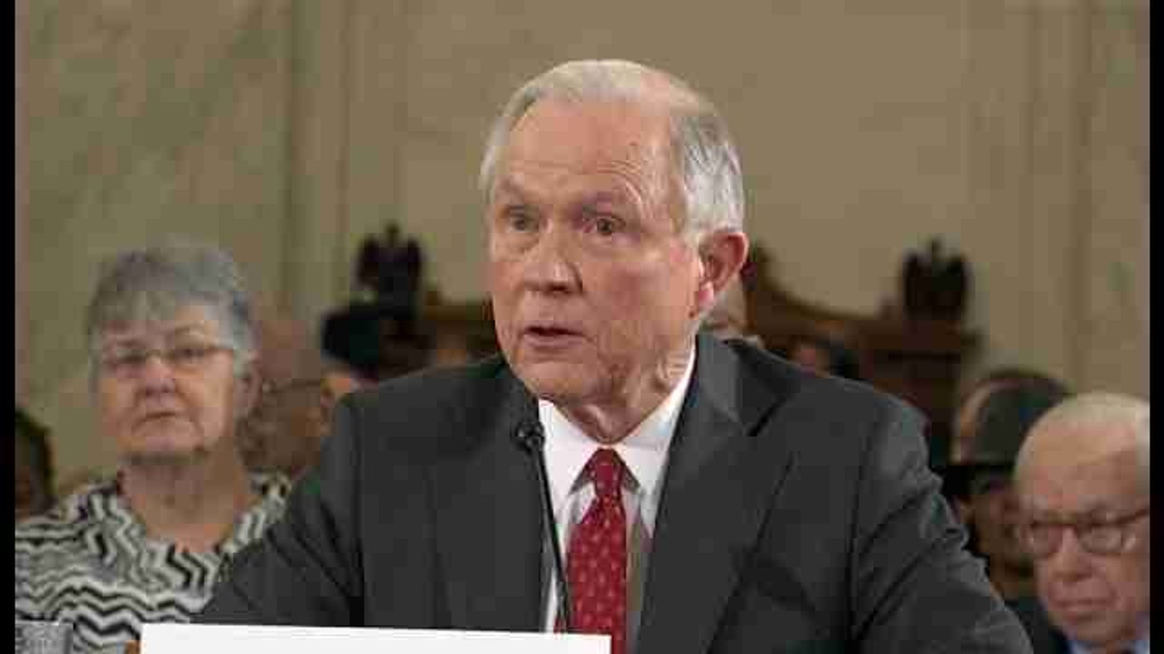 Demócratas atrasan el voto sobre Sessions, nominado de Trump a fiscal general