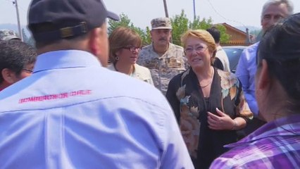 Bachelet visita zona afectada por incendios forestales en Chile
