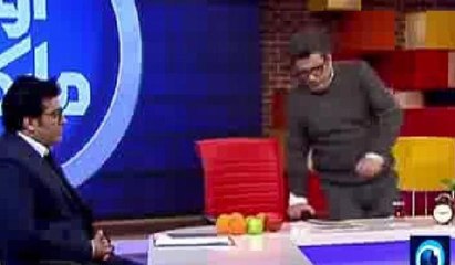 Sunucu canlı yayında yere yığıldı