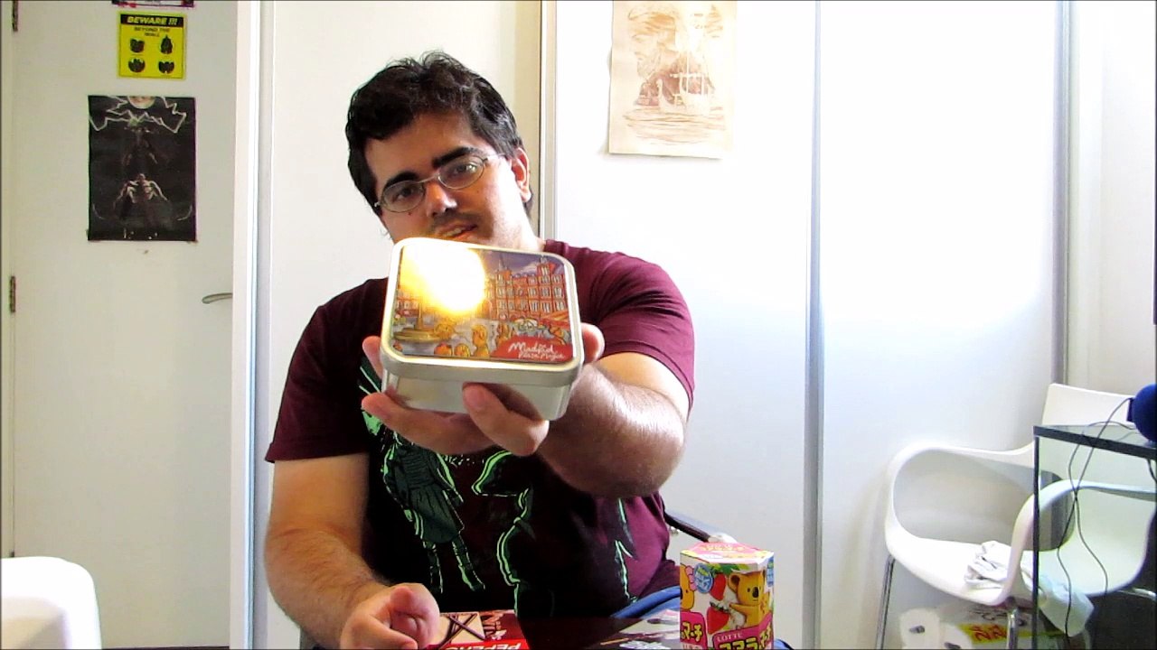 Provando comidinhas  palitos de chocolate sabor original e cookie de chocolate, koala de morango e bala sabor violeta