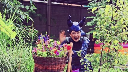 SPIDERMAN & FROZEN ELSA vs MALEFICENT shoes w/ Hulk and Batman Superhero Fun. Ep. 60