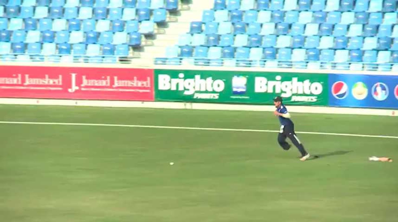Ce joueur de cricket handisport perd sa prothèse mais continue à jouer
