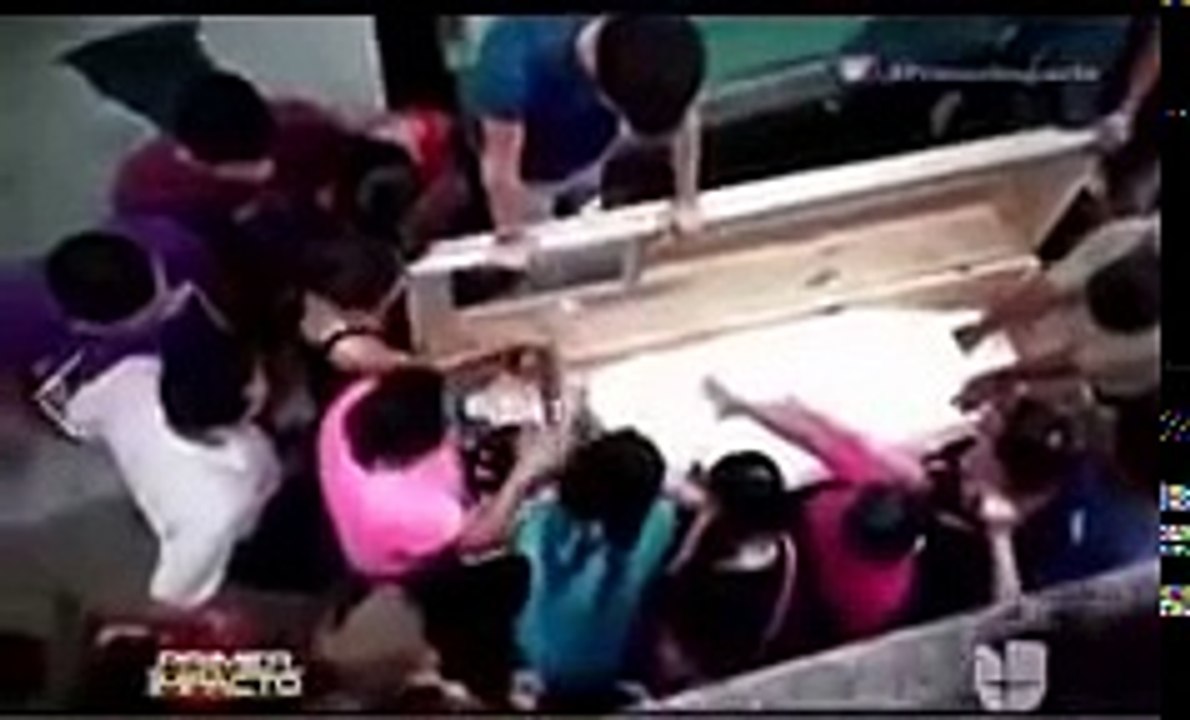 فيديو .. عائلة تخرج فتاة من قبرها بعد شك أنها دفنت حية !! شاهد ماذا وجدوا !!! -