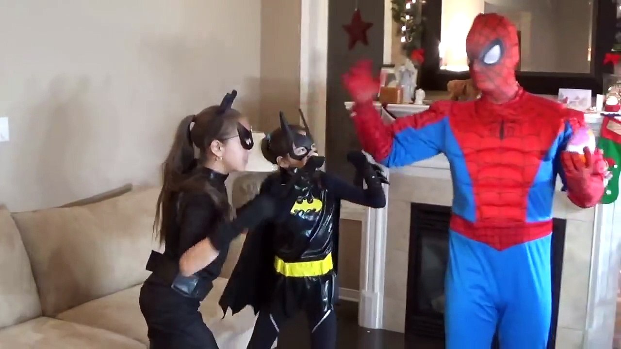 SPIDERMAN VS CATWOMAN VS BATGIRL BOWLING CHALLENGE!! Real Life Kids Superheros Kinder Egg Surprise
