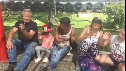 OLI con sus tías y abuelo....disfrutando