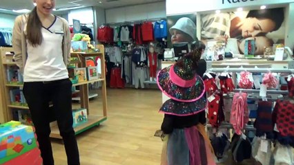 Хэллоуин у Люды дома. Конфеты или жизнь в магазинах. Ищем сладости и кушаем. Замороженный паук