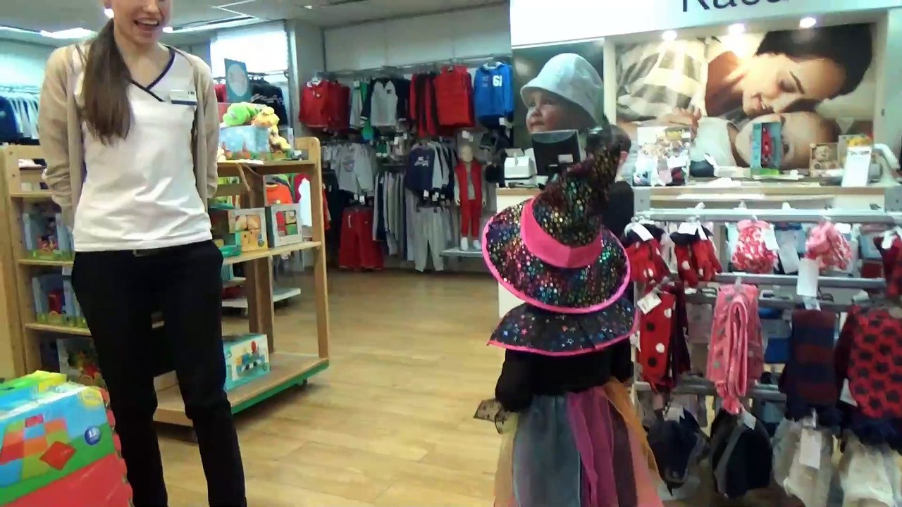 Хэллоуин у Люды дома. Конфеты или жизнь в магазинах. Ищем сладости и кушаем. Замороженный паук