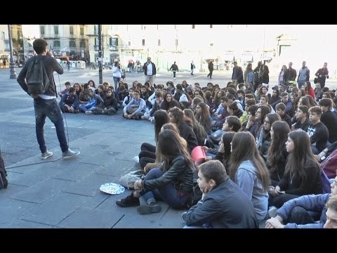 Napoli - Scuola e Referendum, gli studenti fanno lezione in piazza (29.10.16)