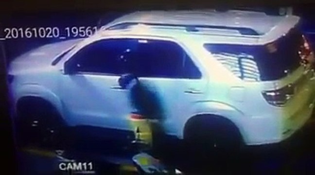 Filmé par une caméra entrain de casser une vitre pour voler un appareil photo