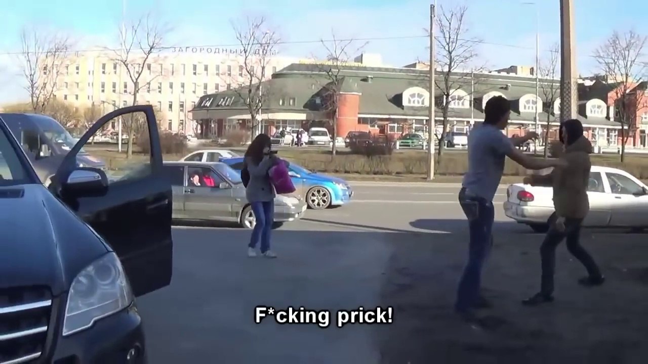 Grosse bagarre en Russie à cause d'un homme qui roule sur le trottoir
