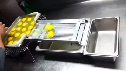 Yumurta Sarılarını Ayıklayan Mutfak Eşyası