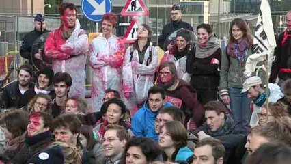 Manifestantes acceden al edificio donde se firma el CETA en Bruselas