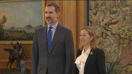 Pastor comunica la investidura de Rajoy al Rey, que firma su nombramiento