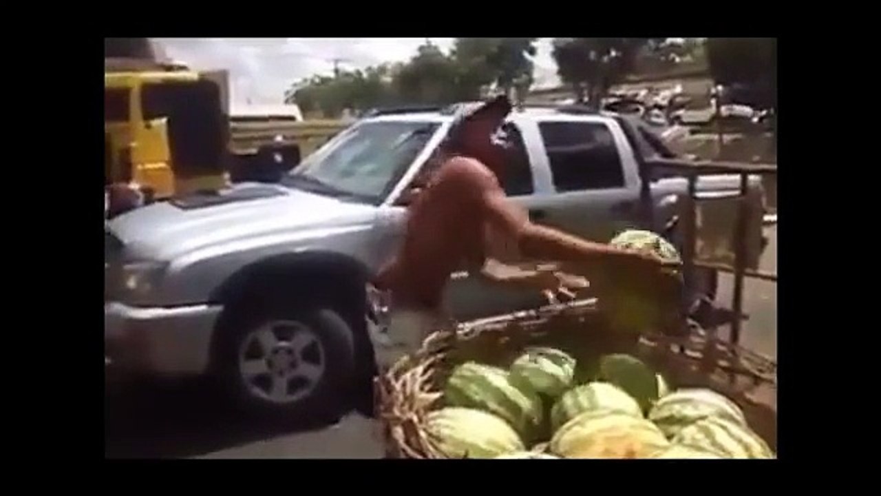 Ce que cet homme fait avec les pastèques est hallucinant
