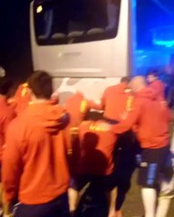 Les joueurs de L'USAP poussent un bus