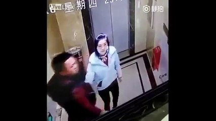 酔った中国人がエレベーターにマジ蹴り必死に止める彼女の前で転落