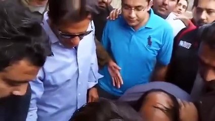 PTI Chairman Imran Khan Serving Food to His Workers at Bani Gala