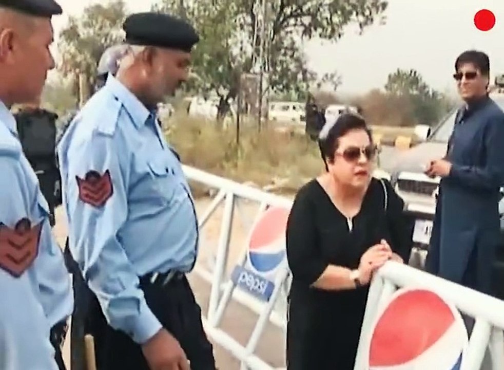 PTI's Shireen Mazari overcome all obstacles On Her Way to reach Bani Gala - Watch video