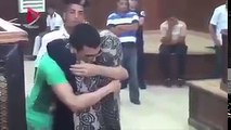 عرب کی کورٹ میں آیا عجیب واقعہ ماں کی ججوں کے آگے التجائیں منتیں بیٹے سے ایک بار گلے مل لینے دو(360p)