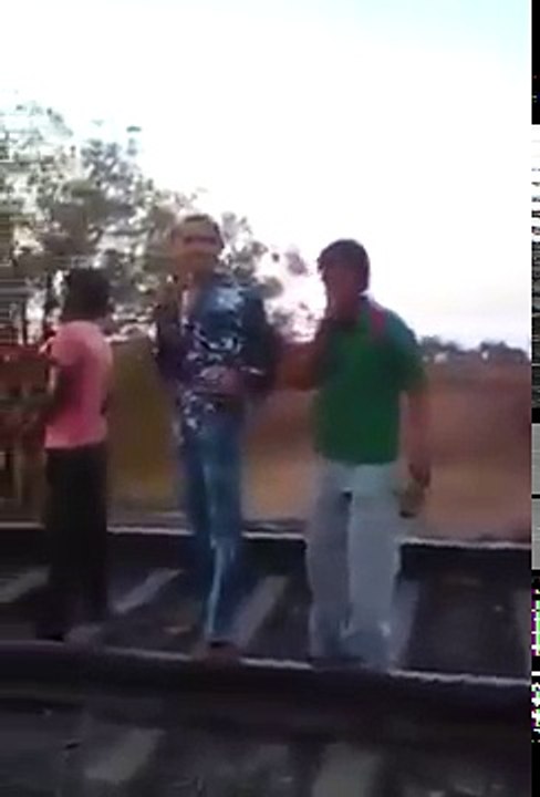 یا اللہ رحم ، دیکھیں کیا حل ہُوا ٹرین کے ساتھ مذاق کرنے کا(360p)