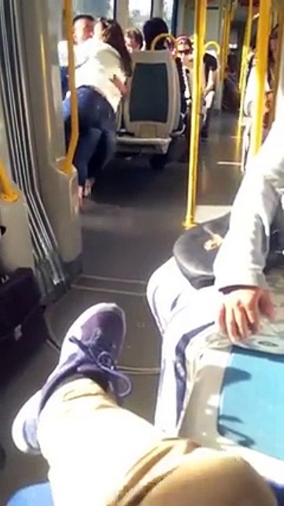 Casal no metro