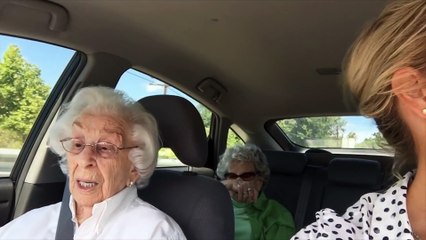 Deux vielles insultent la nana qui les conduit en voiture lol