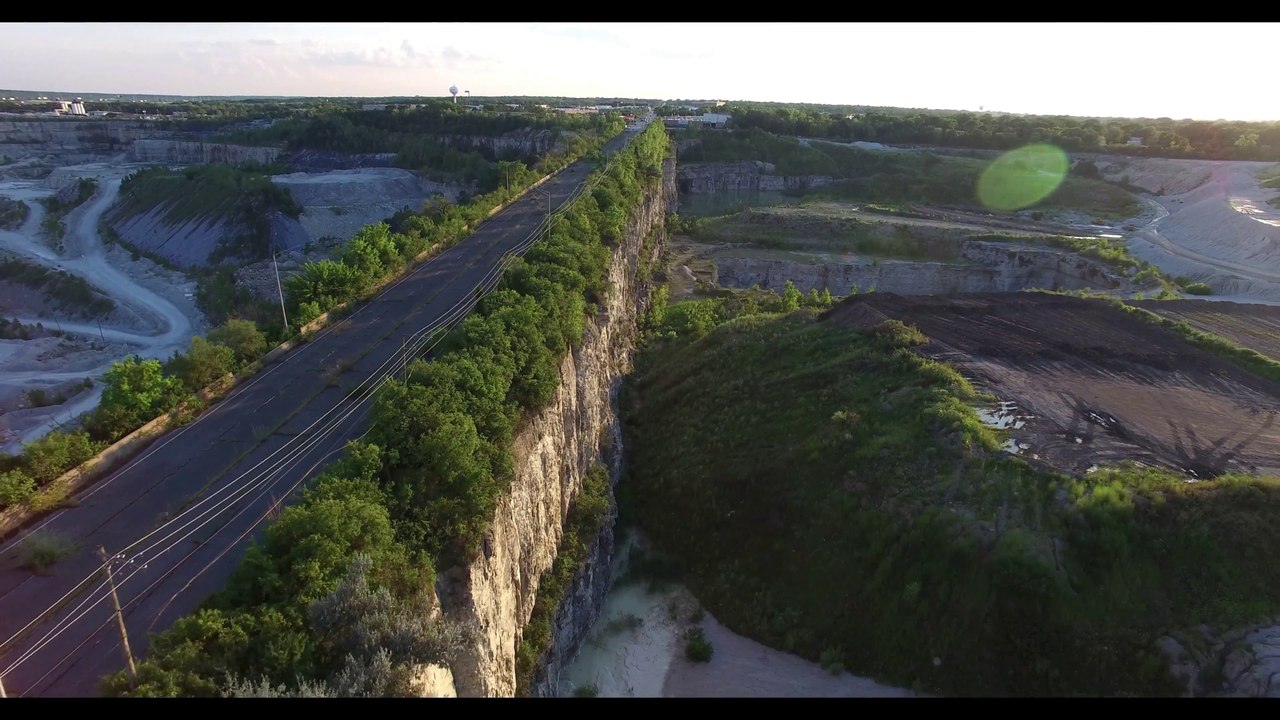 Route perchée au milieu d'une carrière de pierres abandonnée ! Route 66