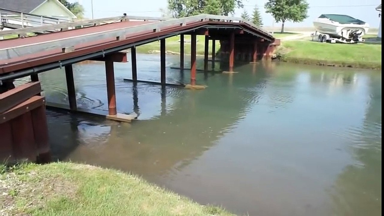 Rivière vidée par le passage d'un Paquebot énorme devant ce quartier résidentiel