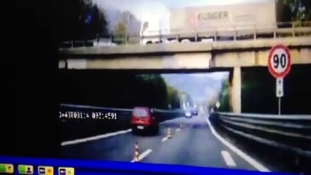 Momenti kur kamioni që peshon 108 ton shemb urën në Itali