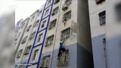 Siêu anh hùng người nhện cứu em bé kẹt cổ lơ lửng trên không 