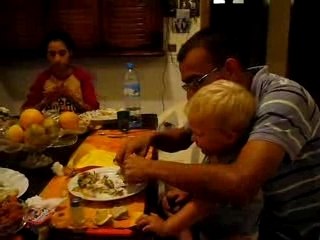 Younès avec noa à table