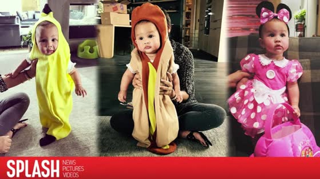 Chrissy Teigen zeigt ihre Tochter in Halloween Outfits