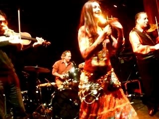 Rona Hartner sur scène à La Flèche d'Or