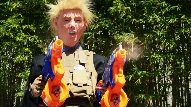 Bataille de Nerf entre Donald Trump et Hillary Clinton !!