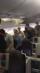 Evacuation musclée d'un avion enflammé à Chicago... Les gens sont bêtes