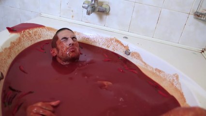 Se baigner dans 1200 bouteilles de sauces pimentée !!