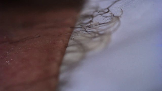 Arrachage de poils filmé en super ralenti lol... AIIIIIIIIIIE !!! Epilation