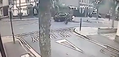 Otomobil yayaların arasına daldı