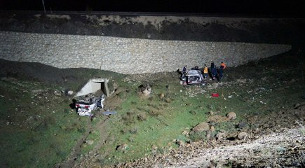 Otomobiller peş peşe dereye uçtu,3 ölü, 8 yaralı