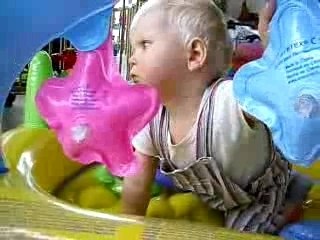 je joue dans ma piscine