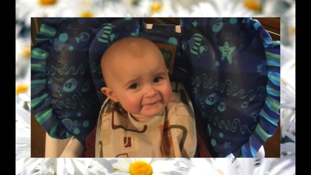 Классное видео. Прикольный малыш. Как он реагирует на мамину песню!