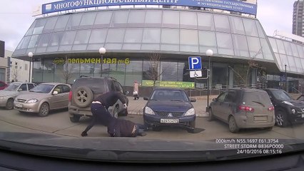 Un homme se fait violemment voler en pleine rue