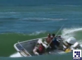 خوفناک لہروں نے کشتی کو آپنی لپیٹ میں لے لیا