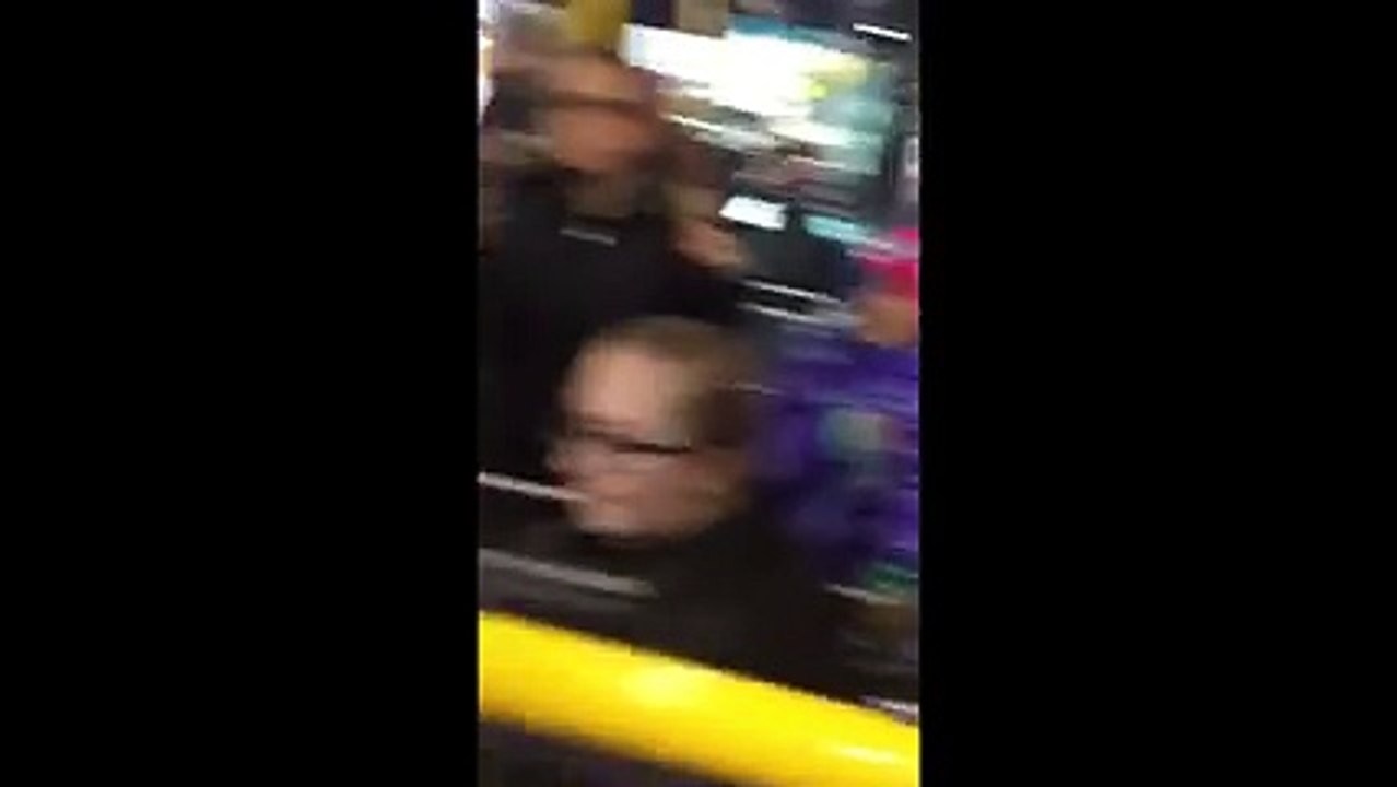 Il casse la gueule d'un pédophile