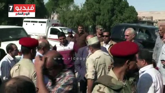 القوات المسلحة توزع 700 كرتونة مواد غذائية على متضررى السيول بسوهاج