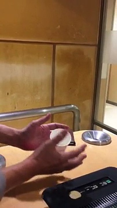 Un magicien japonais fait léviter un gobelet et une cigarette