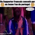 Un Supporter Francais console par un Jeune Fan du portugal