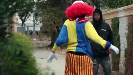 Il tombe sur la mauvaise personne en essayant de faire une blague avec sa tenue de clown terrifiant