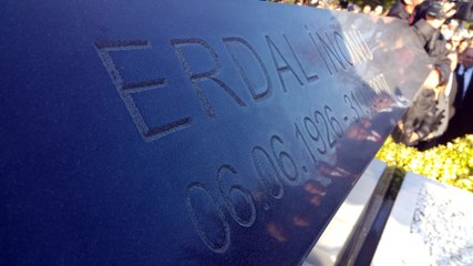 Erdal İnönü kabri başında anıldı