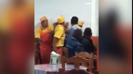 Empleados acorralan y golpean a una mujer en Querétaro